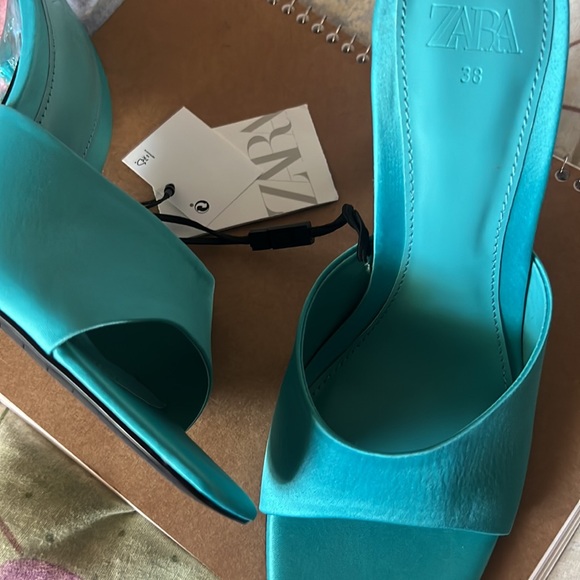 New aqua blue heels with clear heel - Picture 7 of 9